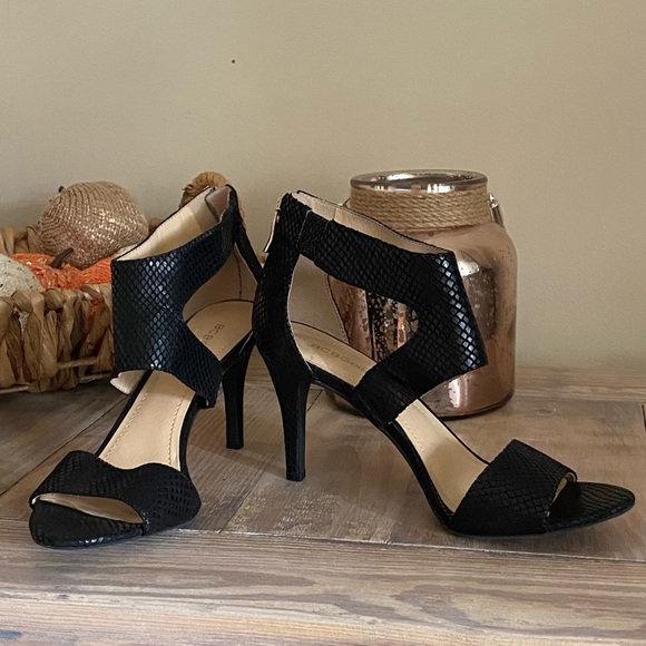 BCBGeneration Black Snakeskin Heels 👠 - Picture 14 of 15